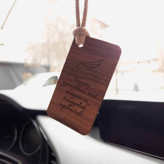 Ne menj gyorsabban, mint ahogyan az őrangyalod repülni tud! autós dísz