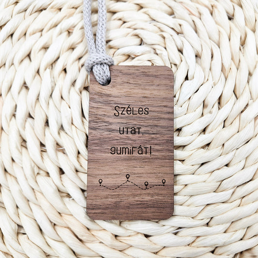 Széles utat, gumifát! autós dísz