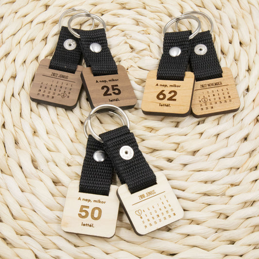 Egyedi dátumos születésnapos kulcstartó