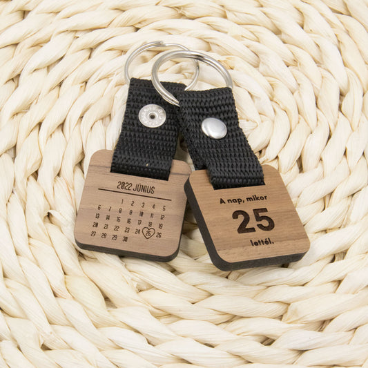 Egyedi dátumos születésnapos kulcstartó