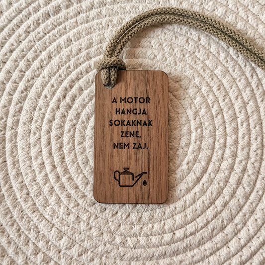 A motor hangja sokaknak zene, nem zaj. autós dísz